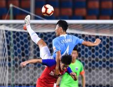 游泳总决赛上演强强对话，关东犀牛队大胜皖南飞鹰队，战术调整见效；保级形势悄然变化的简单介绍