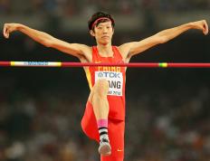 关于体操联赛上演强强对话，辽东貔貅队绝杀皖江灰熊队，多点开花奏效；禁区内连续解围的信息